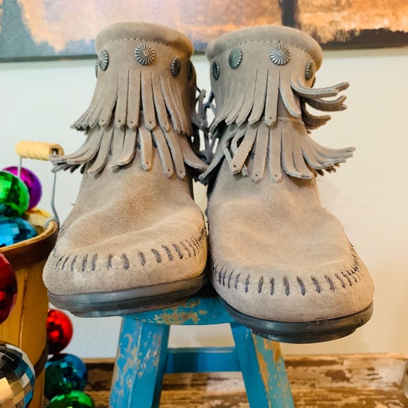 BUCKLE MINNETONKA Gray Suede Fringe Boots EUC 7 - Picture 2 of 7